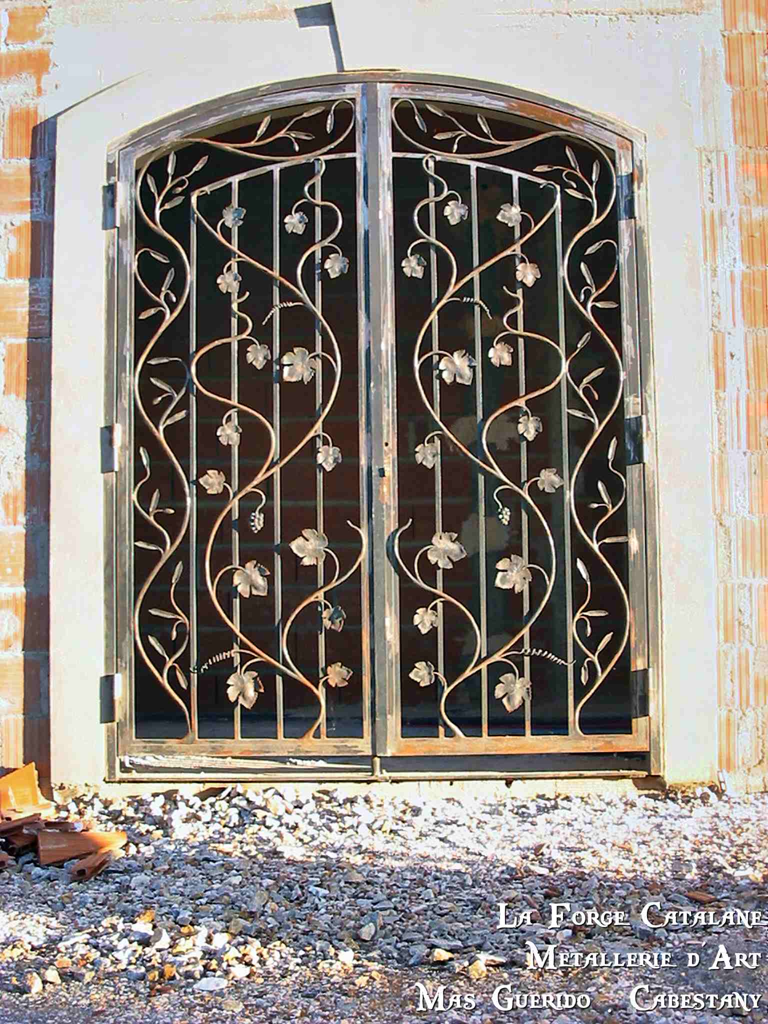 grille articulee 2 vantaux motif frise vegetal sarment feuilles fer Forge Catalane Cabestany.jpg